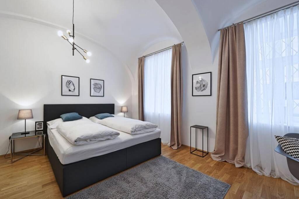 Crown 6 * Wien